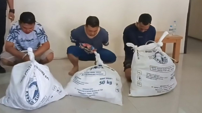 Anggun Tyasbodhi bersama rekannya usai ditangkap polisi. [X]